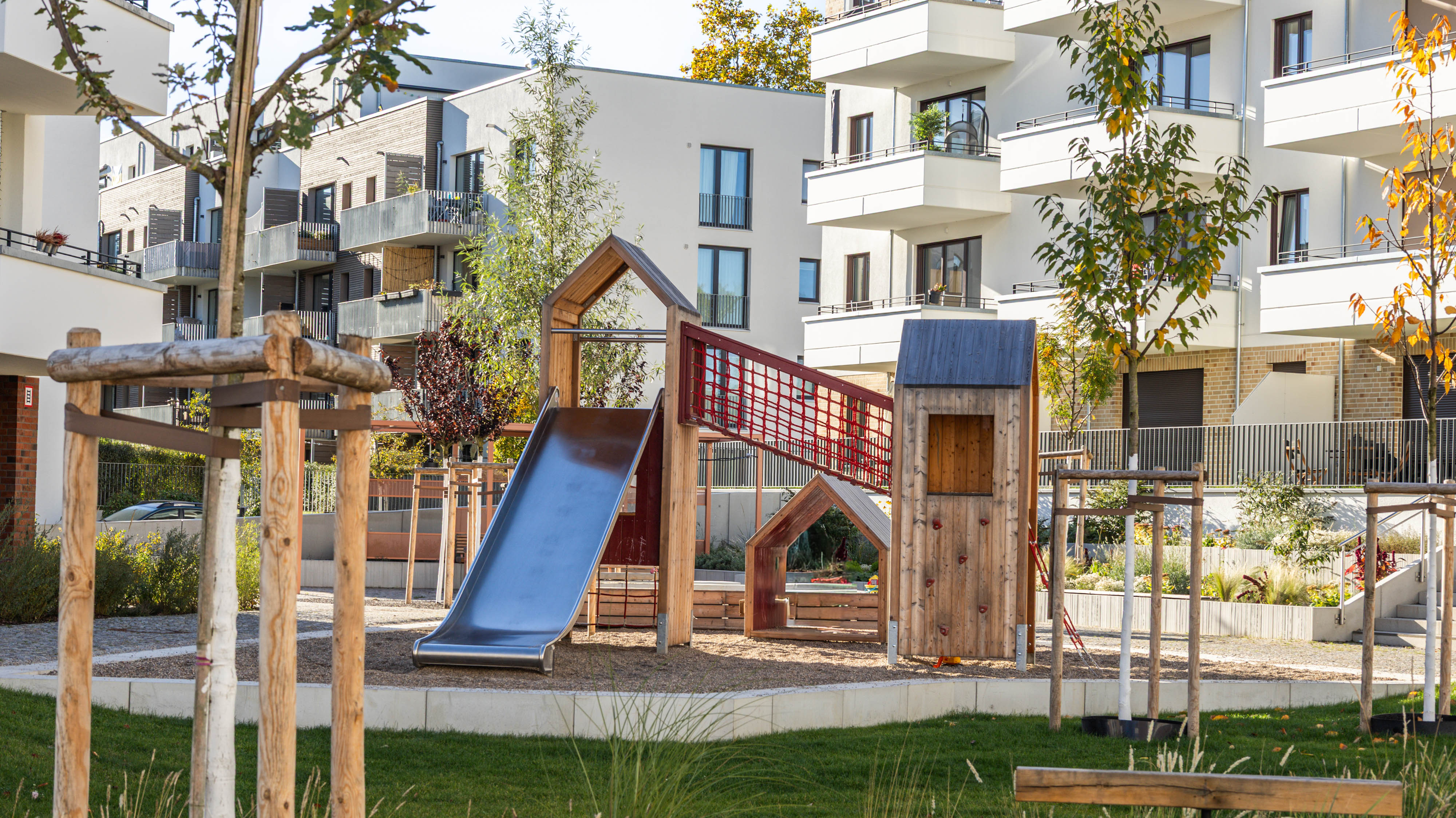 hochC-landschaftsarchitektur-berlin-regattastraße-kletterspiel-spielturm.jpg